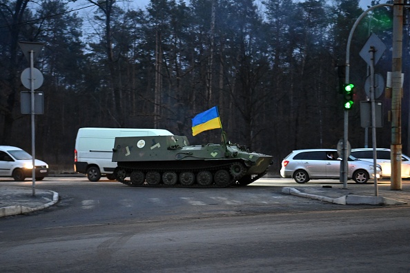 Esta fotografía tomada el 24 de febrero de 2022 muestra un vehículo blindado de evacuación médica MT-LB-S, con la bandera ucraniana, en la carretera del noroeste de Kiev. (Foto de DANIEL LEAL/AFP a través de Getty Images)