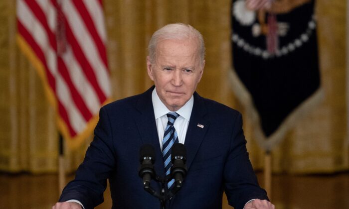 El presidente de Estados Unidos, Joe Biden, hace una declaración desde la Sala Este de la Casa Blanca sobre la invasión rusa de Ucrania en Washington, el 24 de febrero de 2022. (Brendan Smialowski/AFP vía Getty Images)