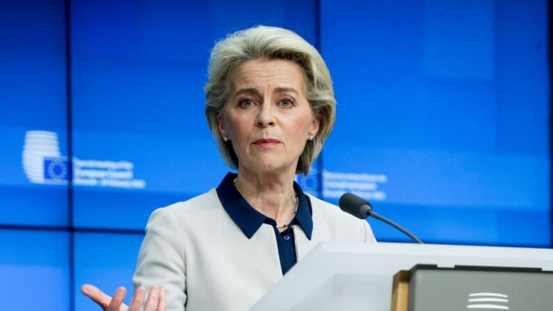 La presidenta de la Comisión Europea, Ursula von der Leyen, ofrece una rueda de prensa al final de una reunión especial del Consejo Europeo ante la agresión de Rusia contra Ucrania, en Bruselas, Bélgica, el 25 de febrero de 2022. (OLIVIER HOSLET/POOL/AFP vía Getty Images)