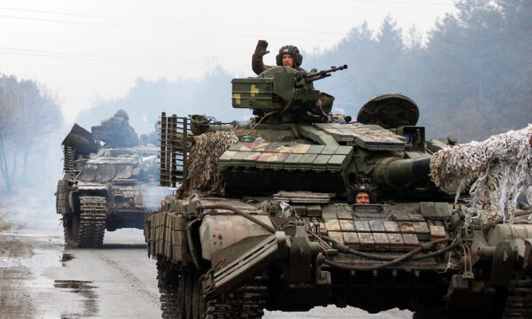 Militares ucranianos viajan en tanques hacia la línea del frente contra las fuerzas rusas, en la región de Lugansk, en Ucrania, el 25 de febrero de 2022. (Anatolii Stepanov/AFP vía Getty Images)