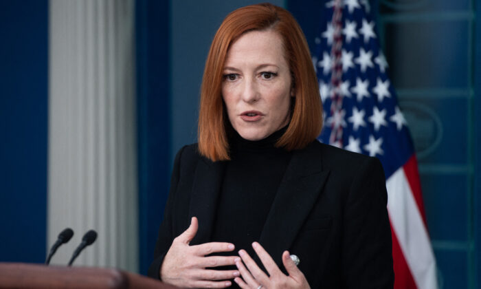 La secretaria de prensa de la Casa Blanca, Jen Psaki, ofrece una rueda de prensa en la Sala de Prensa Brady de la Casa Blanca, en Washington, el 25 de febrero de 2022. (Paul Loeb/AFP vía Getty Images)