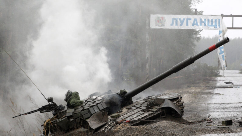 El humo se eleva desde un tanque ruso destruido por las fuerzas ucranianas en el lado de una carretera en la región de Lugansk el 26 de febrero de 2022. (Anatolii Stepanov/AFP vía Getty Images)