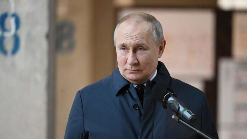 El presidente ruso Vladimir Putin visita las obras del Centro Espacial Nacional en Moscú el 27 de febrero de 2022. (SERGEI GUNEYEV/SPUTNIK/AFP vía Getty Images)