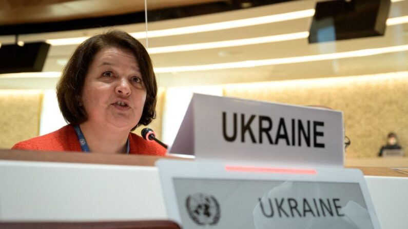 La embajadora de Ucrania, Yevheniia Filipenko, habla en la apertura de una sesión del Consejo de Derechos Humanos de la ONU el 28 de febrero de 2022 en Ginebra.(FABRICE COFFRINI/AFP vía Getty Images)