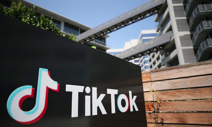 El logotipo de TikTok se muestra afuera de una oficina de TikTok, el 27 de agosto de 2020 en Culver City, California. (Mario Tama/Getty Images)