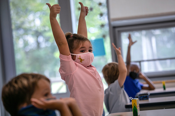 Una niña de 5 años participa en clase durante su primer día de preescolar el 9 de septiembre de 2020 en Stamford, Connecticut. (Foto de John Moore/Getty Images)