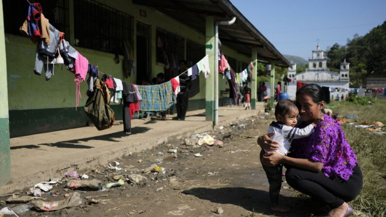 Una mujer que perdió su casa en Quejá abraza a un niño mientras se refugia en una comunidad cercana el 09 de noviembre de 2020 en San Cristóbal Verapaz, Alta Verapaz, Guatemala. (Josue Decavele/Getty Images)