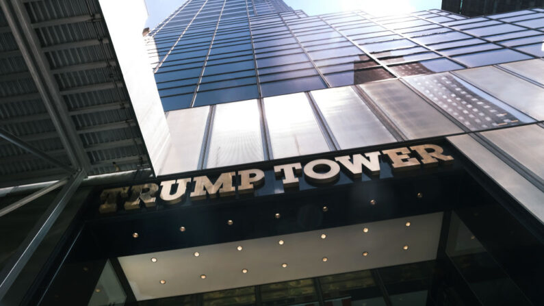 La Torre Trump, sede de la Organización Trump, se alza a lo largo de la Quinta Avenida el 30 de junio de 2021 en la ciudad de Nueva York. (Spencer Platt/Getty Images)