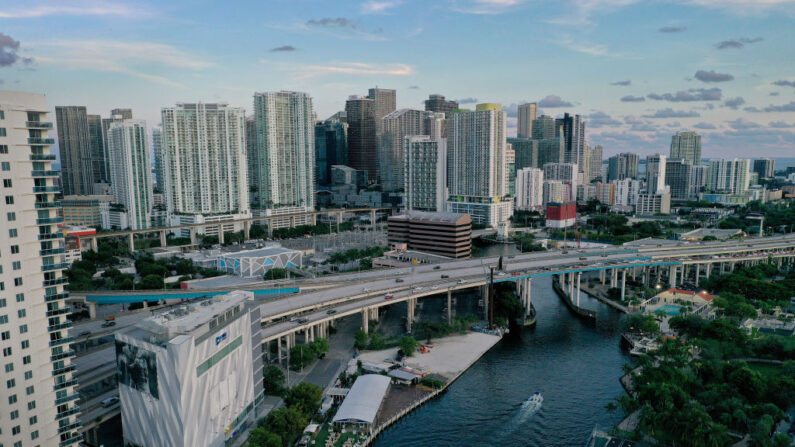 Vista aérea de la ciudad de Miami, Florida, donde muchos inquilinos residen en edificios de apartamentos. (Joe Raedle/Getty Images)