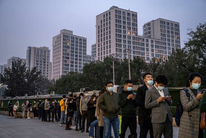 La gente hace fila para someterse a una prueba de PCR de COVID-19 fuera de un centro de pruebas privado el 25 de octubre de 2021 en Beijing, China. (Kevin Frayer/Getty Images)