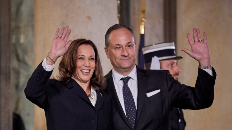  La vicepresidenta de Estados Unidos, Kamala Harris, y su marido, Douglas Emhoff, llegan al Palacio del Elíseo para la cena inaugural en el primer día del Foro de la Paz de París, el 11 de noviembre de 2021, en París, Francia. (Kiran Ridley/Getty Images)