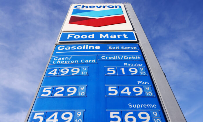 Precios de la gasolina por sobre 5 dólares por galón se muestran en una gasolinera el 15 de noviembre de 2021. (Mario Tama/Getty Images)
