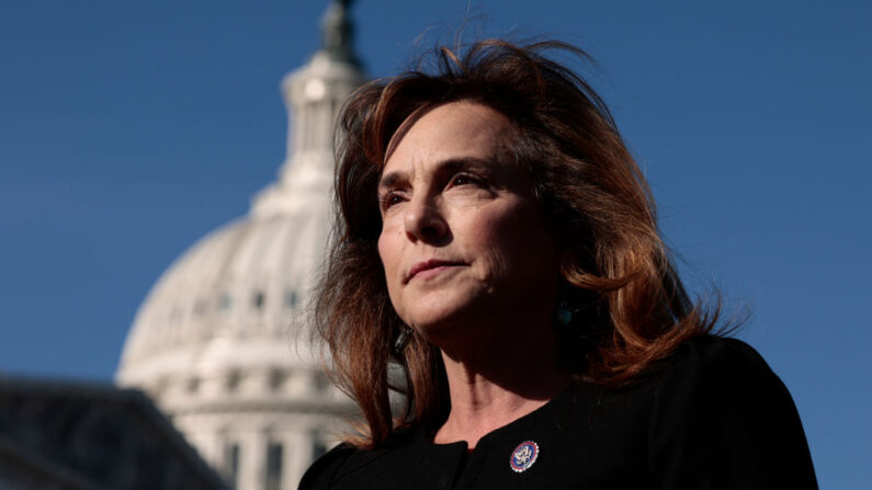 La congresista Lisa McClain (R-MI) sale de una conferencia de prensa sobre los mandatos de vacunas para las empresas con los republicanos de la Cámara en el Capitolio el 18 de noviembre de 2021 en Washington, DC. (Anna Moneymaker/Getty Images)