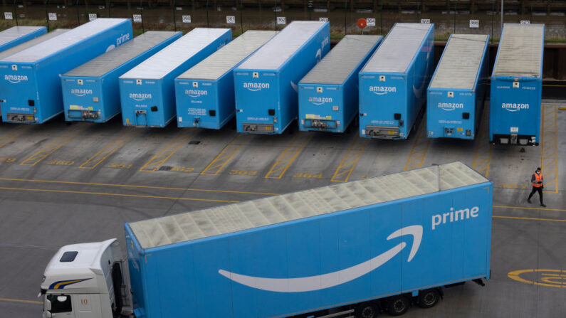  Los camiones de Amazon Prime se ven en el centro de cumplimiento de Amazon el 13 de diciembre de 2021 en Londres, Inglaterra. (Dan Kitwood/Getty Images)