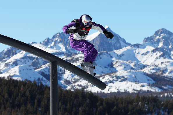 Mark McMorris, del equipo de Canadá, compite en la competencia de Snowboard Slopestyle masculino en el Toyota U.S. Grand Prix en Mammoth Mountain el 08 de enero de 2022 en Mammoth, California. (Foto de Sean M. Haffey/Getty Images)