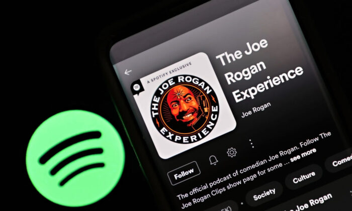 Esta ilustración del podcast "The Joe Rogan Experience" se ve en la aplicación móvil de Spotify, en la ciudad de Nueva York, el 31 de enero de 2022. (Cindy Ord/Getty Images)
