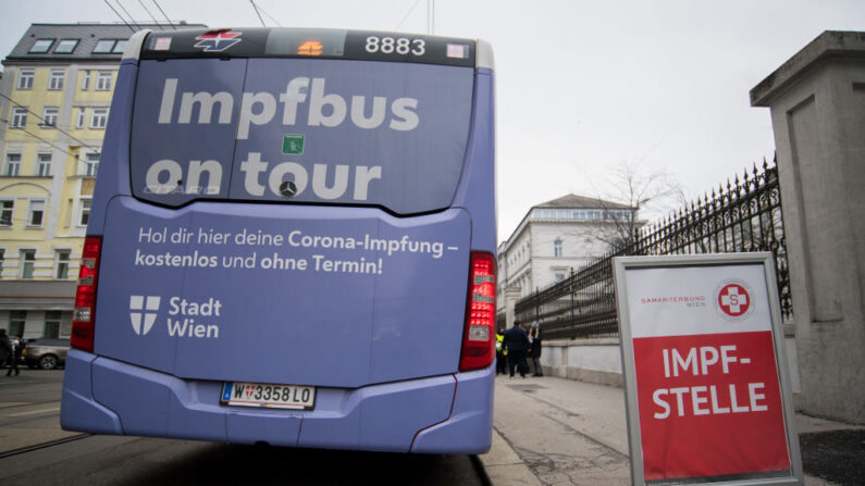 Un autobús convertido en un centro de vacunación móvil contra el COVID-19 se ve el primer día en que entró en vigor el mandato de vacunación en todo el país, el 1 de febrero de 2022, en Viena, Austria. (Michael Gruber/Getty Images)