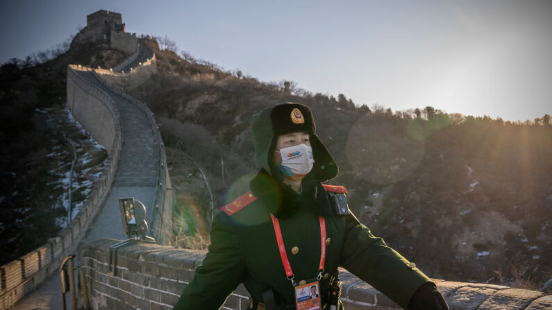 BEIJING, CHINA - 03 DE FEBRERO: Un soldado del Ejército Popular de Liberación camina a lo largo de la Gran Muralla antes del comienzo del Relevo de la Antorcha de los Juegos Olímpicos de Invierno de Beijing 2022 el 03 de febrero de 2022 en Beijing, China. (Andrea Verdelli/Getty Images)