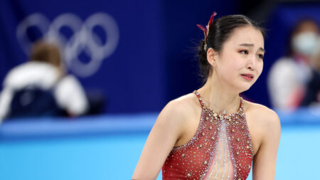 «No pude contenerme»: Patinadora china se derrumba tras otra caída en Olimpiadas de Beijing 2022