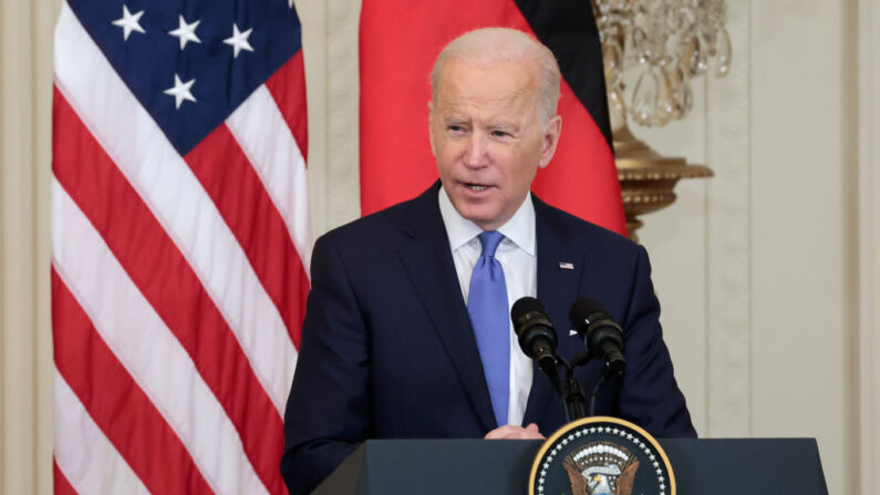 El presidente de Estados Unidos, Joe Biden, pronuncia unas palabras durante una conferencia de prensa conjunta con el canciller alemán Olaf Scholz en la Sala Este de la Casa Blanca el 7 de febrero de 2022 en Washington, DC. (Anna Moneymaker/Getty Images)