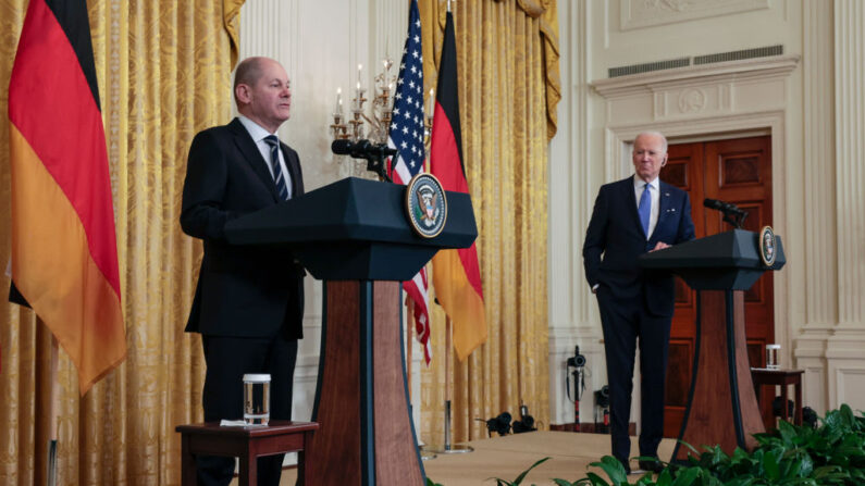 El canciller alemán Olaf Scholz (izq.) pronuncia un discurso junto al presidente estadounidense Joe Biden durante una conferencia de prensa conjunta en la Sala Este de la Casa Blanca el 7 de febrero de 2022 en Washington, DC. (Anna Moneymaker/Getty Images)