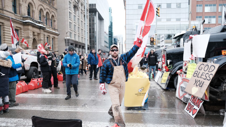 Cientos de camioneros y sus partidarios se reúnen para bloquear las calles del centro de Ottawa como parte de un convoy de manifestantes de camiones contra los mandatos por el COVID-19 en Canadá el 10 de febrero de 2022 en Ottawa, Ontario. (Spencer Platt/Getty Images)