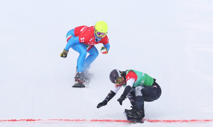 Lindsey Jacobellis, del equipo de Estados Unidos (Der.), y Michela Moioli, del equipo de Italia (Izq.), cruzan la línea de meta durante la gran final de snowboard mixto por equipos en el octavo día de los Juegos Olímpicos de Invierno de Beijing 2022, en el Genting Snow Park, en Zhangjiakou, China, el 12 de febrero de 2022. (Cameron Spencer/Getty Images)