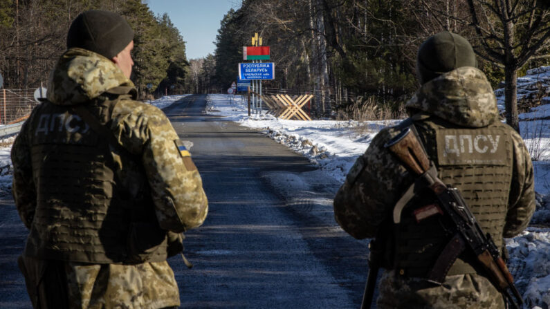 Miembros de la Guardia Estatal de Fronteras de Ucrania vigilan el paso fronterizo entre Ucrania y Bielorrusia el 13 de febrero de 2022 en Vilcha, Ucrania. (Chris McGrath/Getty Images)
