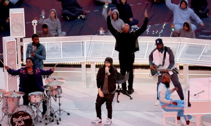 Anderson Paak y Eminem se presentan durante el espectáculo de medio tiempo del Pepsi Super Bowl LVI, en el SoFi Stadium de Inglewood, California, el 13 de febrero de 2022. (Gregory Shamus/Getty Images)
