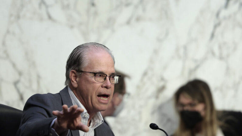 El senador Mike Braun (R-Ind.) durante una audiencia del Comité de Presupuesto del Senado en el edificio de oficinas del Senado de Hart en Washington, el 17 de febrero de 2022. (Anna Moneymaker/Getty Images)