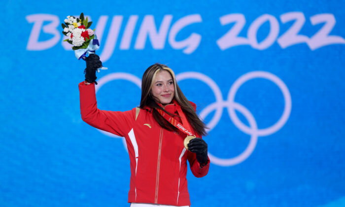 La medallista de oro Eileen Gu, del equipo de China, posa con su medalla durante la ceremonia de entrega de medallas de freeski femenino el día 14 de los Juegos Olímpicos de Invierno de Beijing 2022, en Zhangjiakou, China, el 18 de febrero de 2022. (Ezra Shaw/Getty Images)
