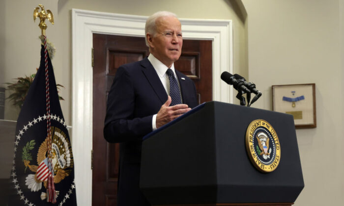 El presidente Joe Biden habla para dar una actualización sobre la situación de la crisis fronteriza entre Ucrania y Rusia durante un evento en la Sala Roosevelt de la Casa Blanca en Washington, el 18 de febrero de 2022. (Alex Wong/Getty Images)