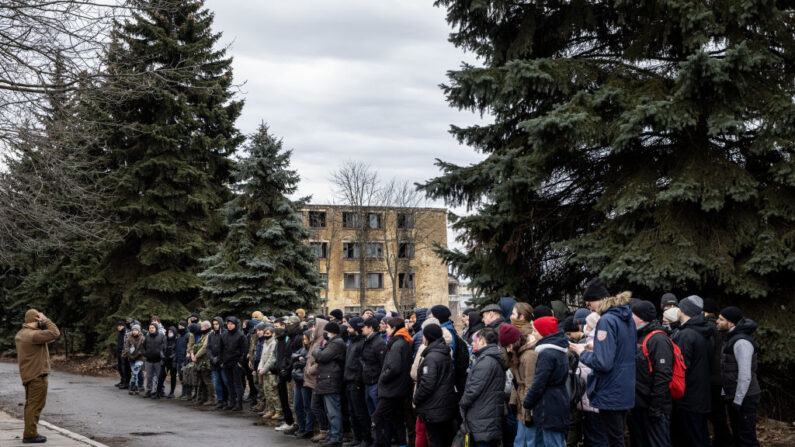 KYIV, UCRANIA - 19 DE FEBRERO: Civiles participan en un curso de entrenamiento militar dirigido por una Unidad de Defensa Territorial Cristiana el 19 de febrero de 2022 en Kyiv, Ucrania. (Chris McGrath/Getty Images)