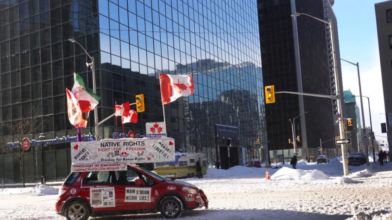 Un activista se aleja después de que un bloqueo fuera disuelto cerca de la Colina del Parlamento, el 19 de febrero de 2022 en Ottawa, Ontario, Canadá (Scott Olson/Getty Images)