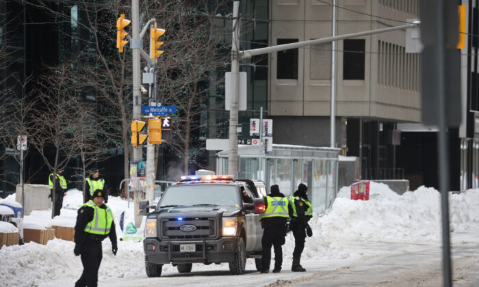 La policía patrulla las calles cerca de Parliament Hill en Ottawa, el 20 de febrero de 2022. (Scott Olson/Getty Images)