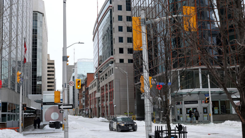 La policía patrulla las calles casi desiertas cerca de Parliament Hill un día después de que despejaran una manifestación de camioneros el 20 de febrero de 2022 en Ottawa, Canadá. (Scott Olson/Getty Images)