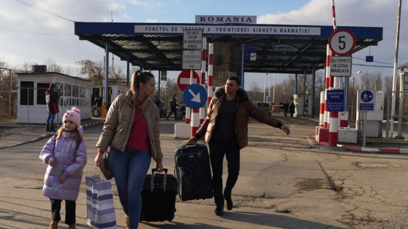 Personas ingresan a Rumania después de haber cruzado desde Ucrania, en Sighetu Marmatiei, Rumania, el 24 de febrero de 2022. (Andreea Campeanu/Getty Images)