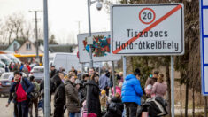 Miles de ucranianos llegan a Hungría en 24 horas