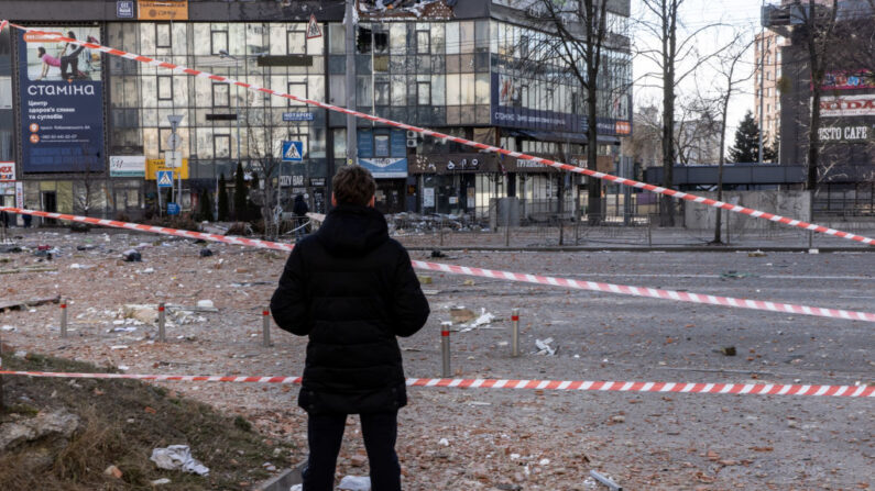 Un hombre observa los daños de un edificio de apartamentos residencial que fue alcanzado por un misil en Kyiv, Ucrania, el 26 de febrero de 2022. (Chris McGrath/Getty Images)