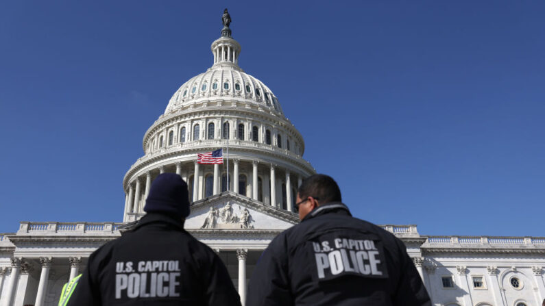 Oficiales de la policía del Capitolio de EE.UU. se reúnen en la plaza frontal este del Capitolio el 28 de febrero de 2022 en Washington, DC.(Justin Sullivan/Getty Images)