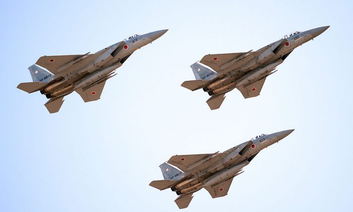 Los aviones F-15 vuelan durante la revisión militar durante una foto de archivo. (TORU YAMANAKA/AFP/Getty Images)