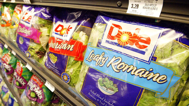 La ensalada preenvasada de Dole se encuentra en el estante de una tienda de comestibles Bell Market el 19 de junio de 2003 en San Francisco, California. (Getty Images/Justin Sullivan)