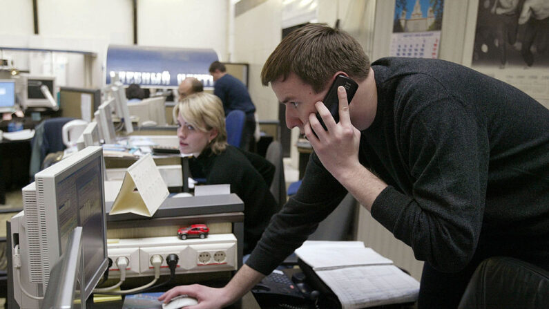 Un operador trabaja en la empresa de inversiones FinAM el 31 de octubre de 2003 en Moscú. (Oleg Nikishin/Getty Images)