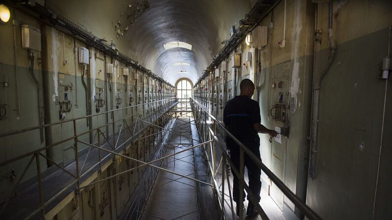 Un funcionario de prisiones cierra una celda en la cárcel parisina de "La Santé", el 25 de julio de 2014, en París. (MARTIN BUREAU/AFP vía Getty Images)
