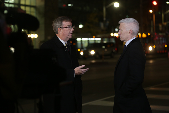 El alcalde de Ottawa, Jim Watson, habla con CNN en vivo, a cuadras de Parliament Hill , el 22 de octubre de 2014, en Ottawa, Canadá. (Foto de Mike Carroccetto/Getty Images)