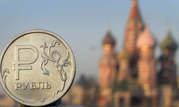 Una moneda de rublo ruso frente a la Catedral de San Basilio, en el centro de Moscú, el 20 de noviembre de 2014. (Alexander Nemenov/AFP/Getty Images)