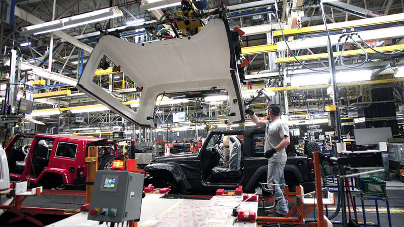 Un trabajador ensambla el Jeep Wrangler 2014 en la planta de ensamblaje de Chrysler Toledo North Jeep 7 de mayo de 2014 en Toledo, Ohio. (Bill Pugliano/Getty Images)