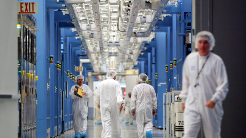 Trabajadores de IBM caminan en una planta de fabricación de chips de 12 pulgadas de IBM el 20 de julio de 2004 en Fishkill, Nueva York. (Mario Tama/Getty Images)