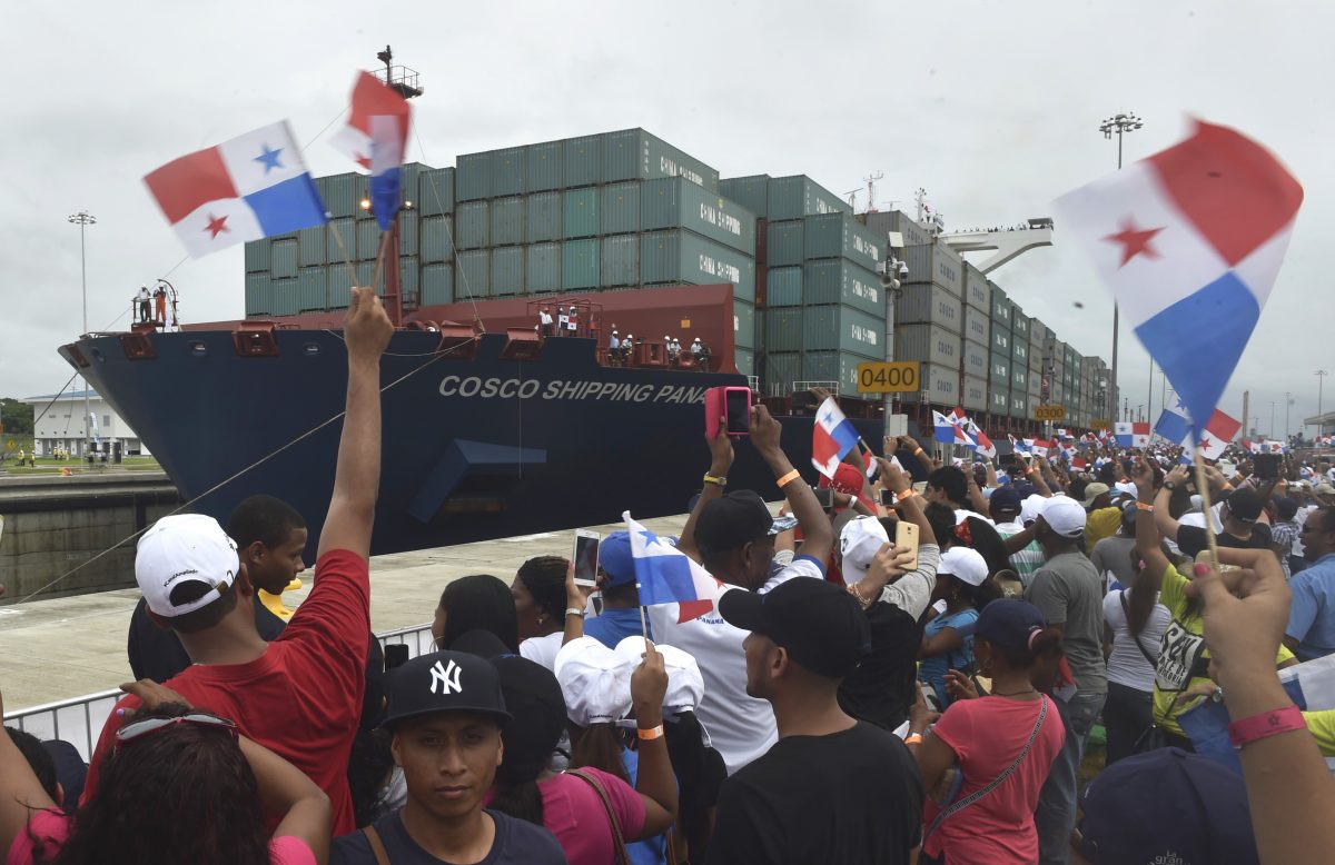 El barco mercante fletado por China, Cosco Shipping Panamá, cruza las nuevas esclusas de Agua Clara durante la inauguración de la expansión del Canal de Panamá en esta foto de archivo sin fecha. China continúa presionando para desplazar la influencia estadounidense en la región y ya tiene bajo su control partes del Canal de Panamá. (Rodrigo Arangua/AFP/Getty Images)