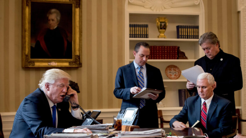 El presidente Donald Trump habla por teléfono con el presidente ruso, Vladimir Putin, en la Oficina Oval de la Casa Blanca, el 28 de enero de 2017. (Drew Angerer/Getty Images)
